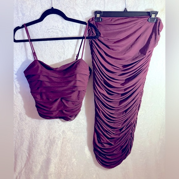 EXPRESS Body Contour Ruched Crop Top and Midi Skirt Matching Set - Picture 4 of 9